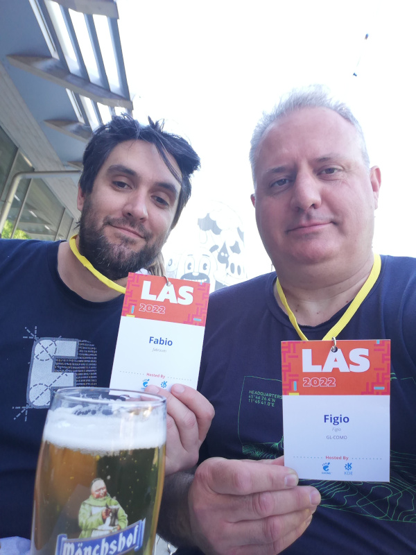 Fabrix e Figio mostrano i pass durante un momento di socializzazione davanti a una birra