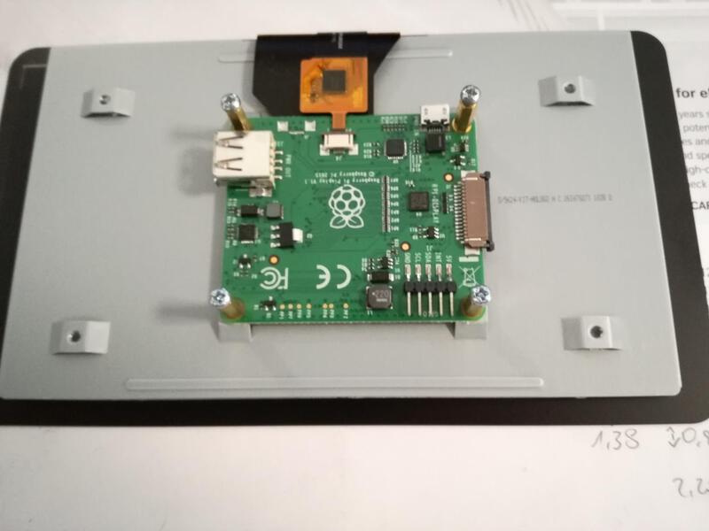 Il Raspberry Pi montato dietro al monitor